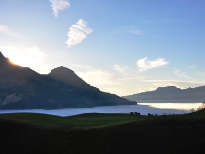 Herbstliches Abenlicht mit Nebelmeer über das ganze Haslital