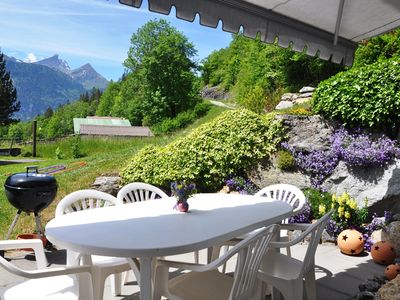 Garten Sitzplatz vor dem Haus mit Kugelgrill