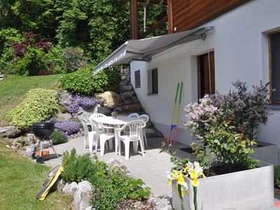 geschützter Sitzplatz mit Spielwiese