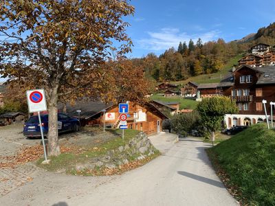 Parkplatz etwas weiter vom Objekt entfernt