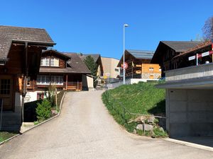 Zugangsstrasse von der Hauptstrasse her mit Parkunterstand