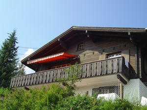 Das Haus von der Front Seite mit Balkon und Gartenplatz