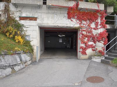 Parkgarage und gleichzeitiger Eingang zum Haus