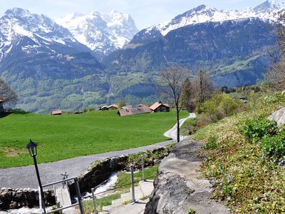 Zugang zum Haus Dornen mit Panoramblick auf die Haslitaler Bergwelt