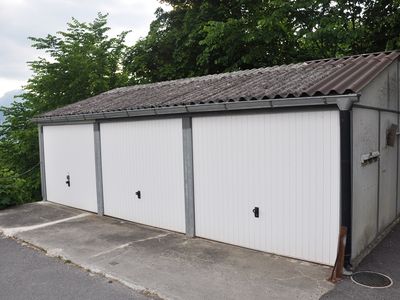 Garage vor dem  Aufstieg zum Haus (1.von links)