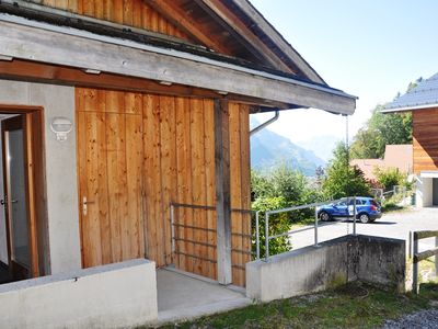 Eingangstüre zum Haus Wandelhorn sowie rechter Hand der Ski Raum