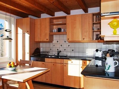 Küche mit Esstisch im oberen Stock