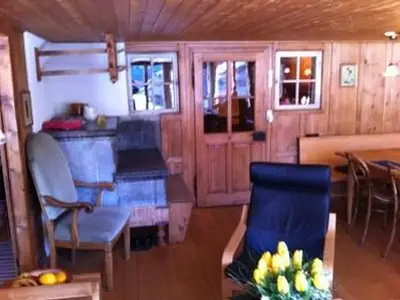 Wohn- und Esszimmer mit Holzofen