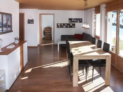 helles, grosses Wohn- und Esszimmer mit liebevoller Einrichtung