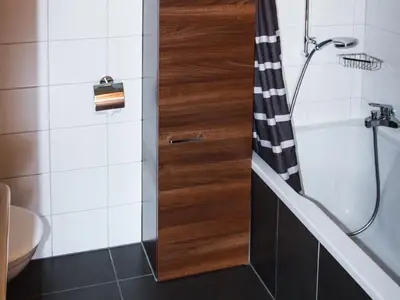 Badezimmer mit Badewanne und Dusche