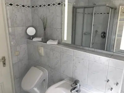 Bad/Dusche. In dem hellen, modernen und gepflegten Tageslichtduschbad starten Sie den Urlaubstag!