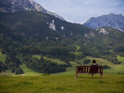 Moserhof - Rast auf Bank mit Blick ins Tal