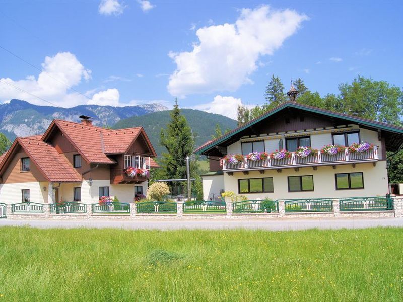 Ferienwohnungen Etschbacher - Hausfoto Sommer