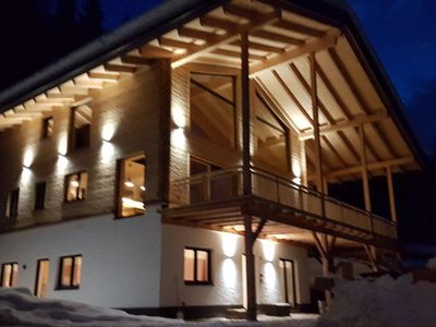 Schladminger Tauern Apartment -Hausfoto bei Nacht