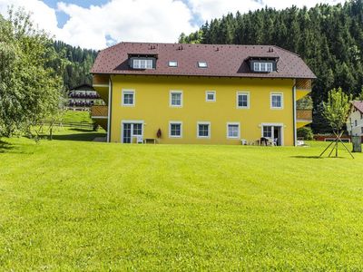 Haus Gloria - Hausfoto mit Rasen