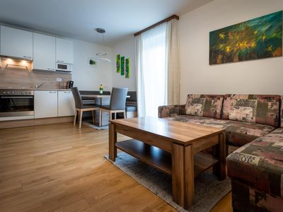 Top 2 - großzügiger Wohnraum mit Sofa und Küche