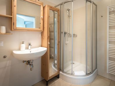 Top 6 - Badezimmer mit Dusche und Waschtisch