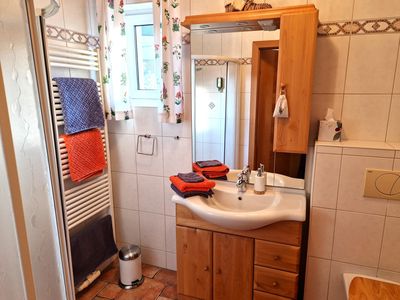 Helles Badezimmer mit WC