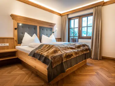 Schlafzimmer mit teilweise Balkon und Bergblick