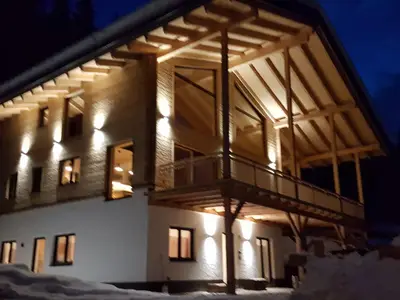 Schladminger Tauern Apartment -Hausfoto bei Nacht