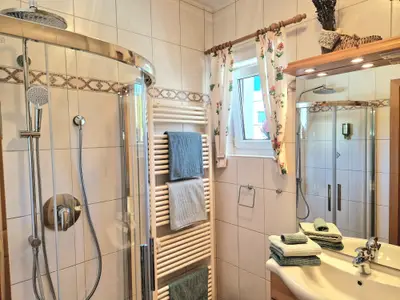 Freundliches Bad mit Regendusche