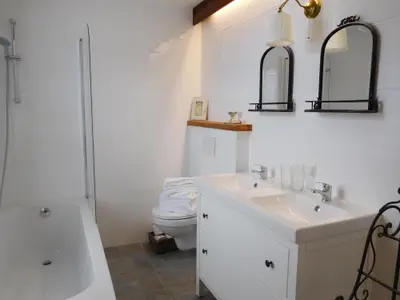 Badezimmer 1  Bathroom 1