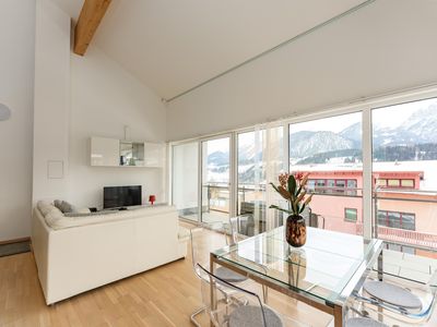 App. Göbel - Esstisch mit Blick auf den Balkon