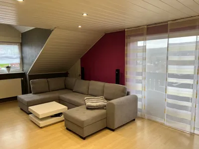 Wohnzimmer mit Federkern Schlafcouch und Bettkasten