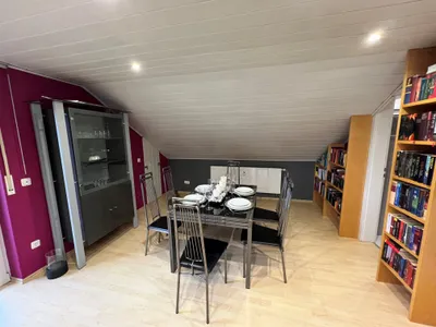 Esszimmer mit Bibliothek