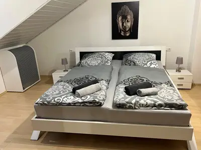 Schlafzimmer mit Doppelbett