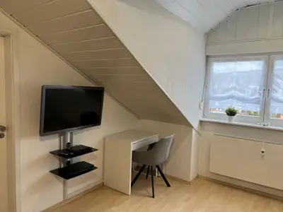 Schlafzimmer mit Schreibtisch, TV, DVD-Player, Schrank, Sideboard