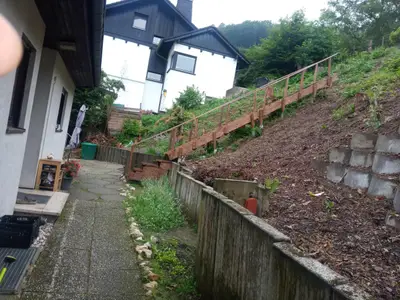 Hinter dem Haus-Eingang Vermieter