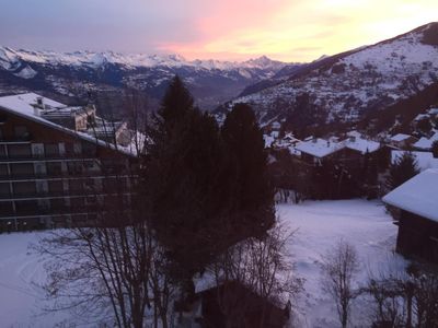 Aussicht vom Nordbalkon gegen Veysonnaz und Berner-Alpen, Abendstimmung