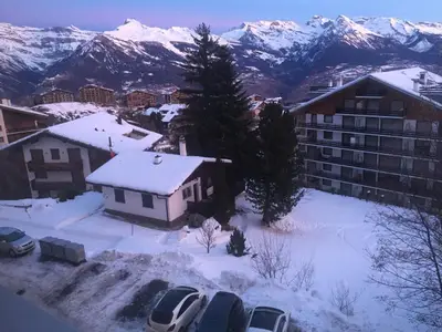 Vom Nordbalkon mit Parkplatz vor dem Hause