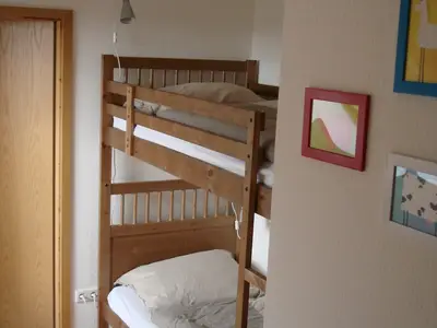 Schlafraum mit Etagenbett im Durchgangszimmer