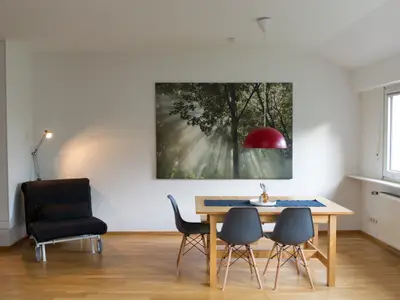 Der Wohnbereich mit Esstisch und Leseecke