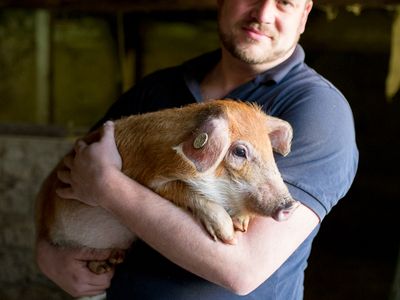 Herr Kückmann kümmert sich liebevoll um die Tiere.