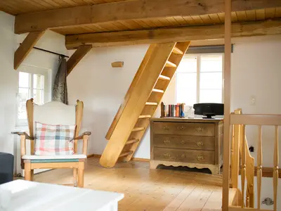 Wohnzimmer (1. OG) mit Treppe ins Dachgeschoss