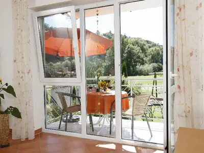 Sonnig helle Räume und einen tollen Ausblick ins Große Lautertal dank unserer bodentiefen Fensterfronten.