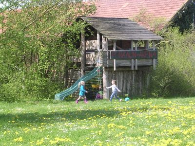 Für Kinder gibts viele Spielbereiche. Hier das  Baumhaus vor der Fußballwiese.