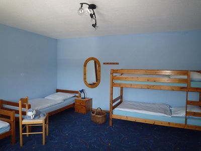 Schlafraum mit 2  Einzelbetten und Etagenbett