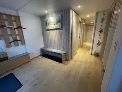 Entré mit Garderobe und Korridor zu den Schlafzimmern