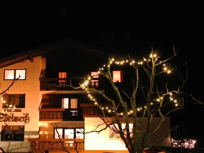Pension im Winter bei Nacht von Vorne