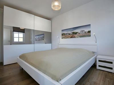 Schlafzimmer mit Doppelbett und Kleiderschrank