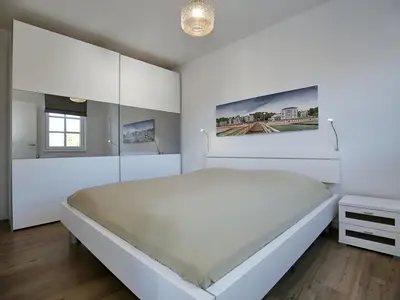 Schlafzimmer mit Doppelbett und Kleiderschrank
