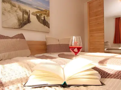 Schlafzimmer mit Doppelbett und Fenster