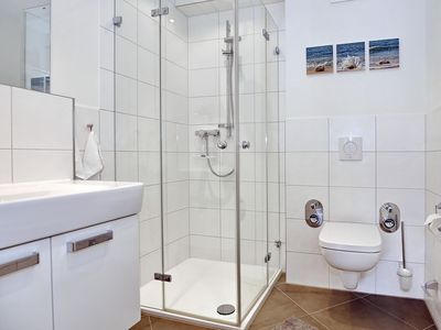 Badezimmer mit Dusche und WC