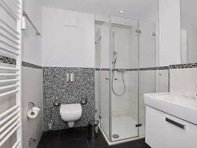 Badezimmer mit Dusche und WC