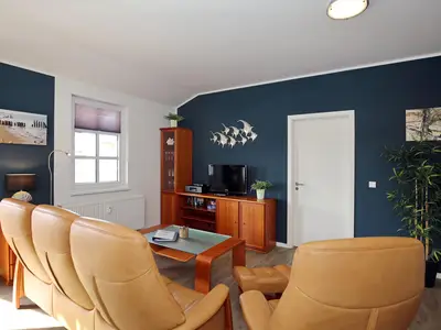 Wohnzimmer mit Sofa und TV