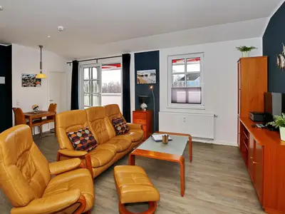 Wohnzimmer mit Sofa und Sessel